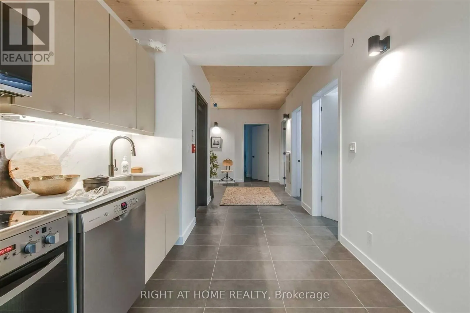 302 - 1598 QUEEN STREET E