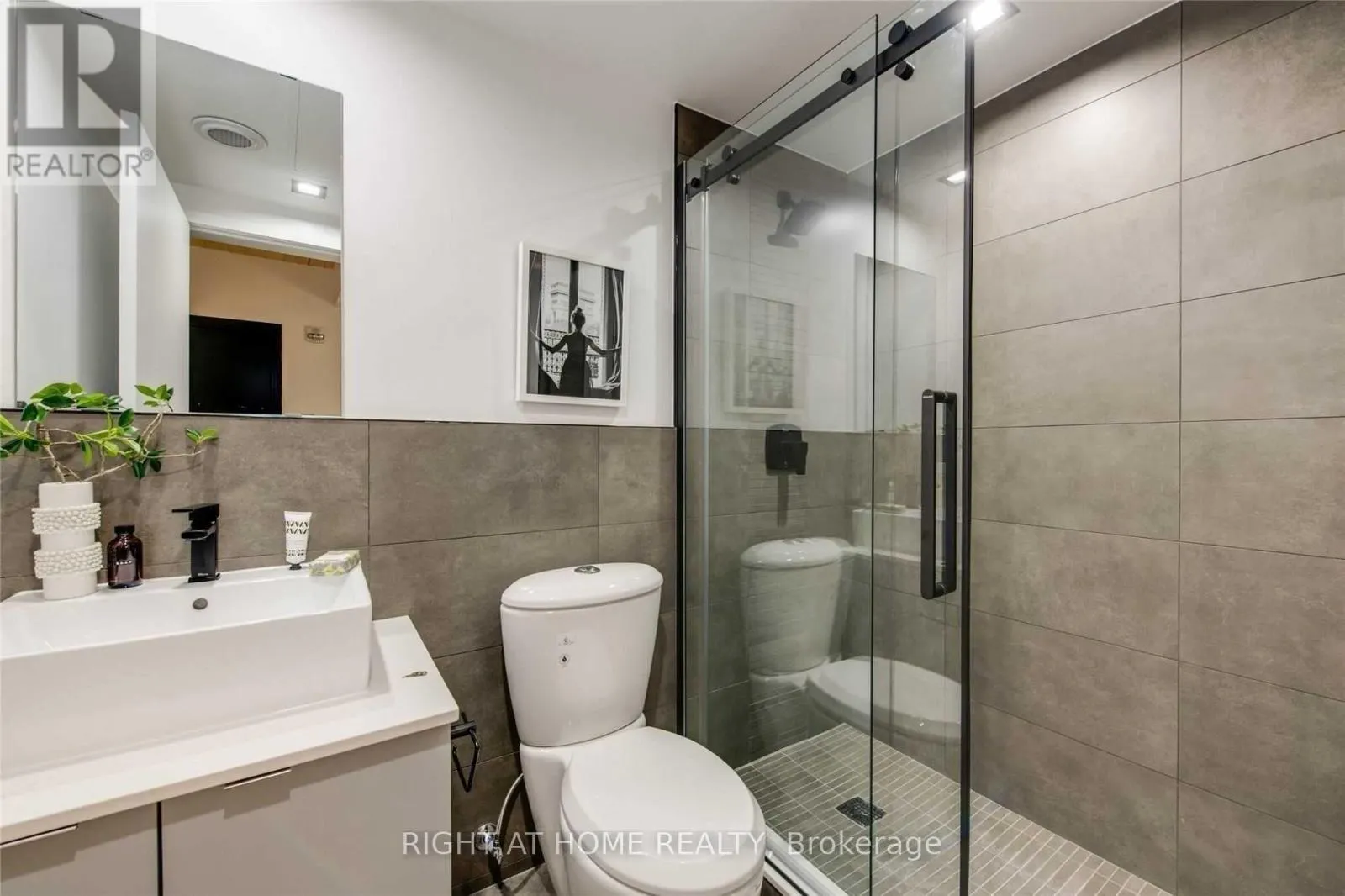 302 - 1598 QUEEN STREET E