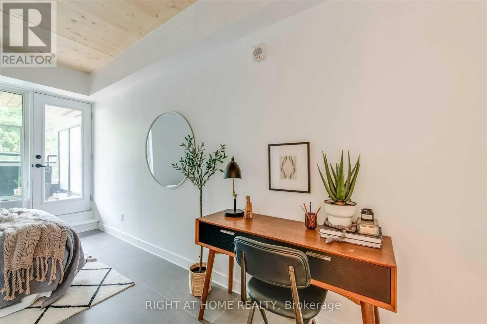 302 - 1598 QUEEN STREET E