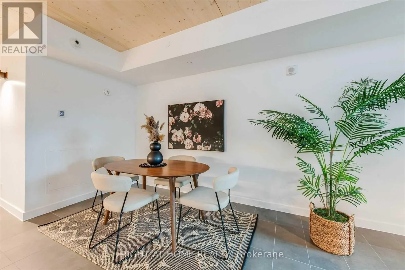302 - 1598 QUEEN STREET E
