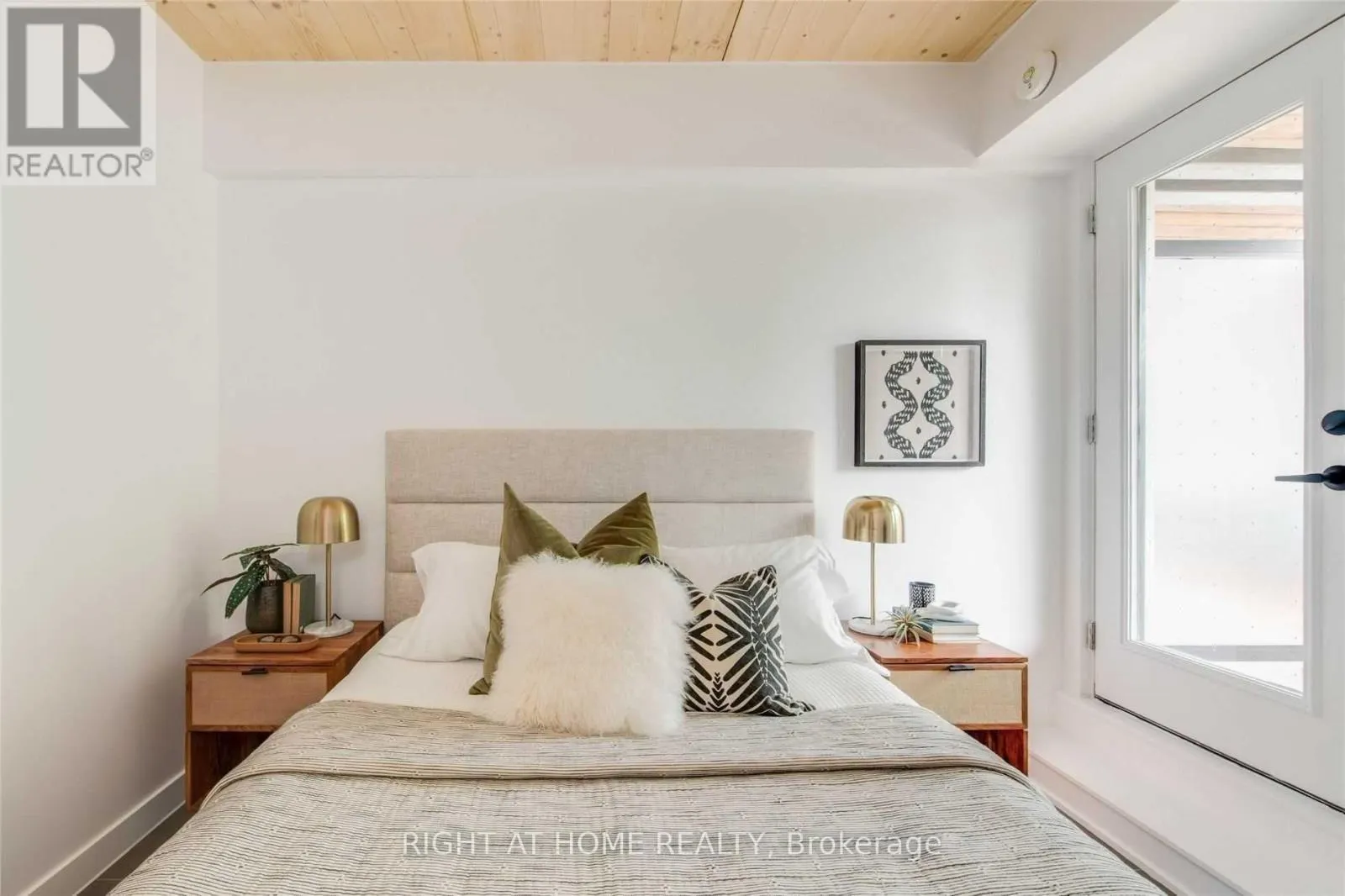 302 - 1598 QUEEN STREET E