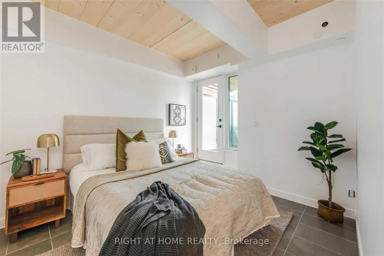 302 - 1598 QUEEN STREET E
