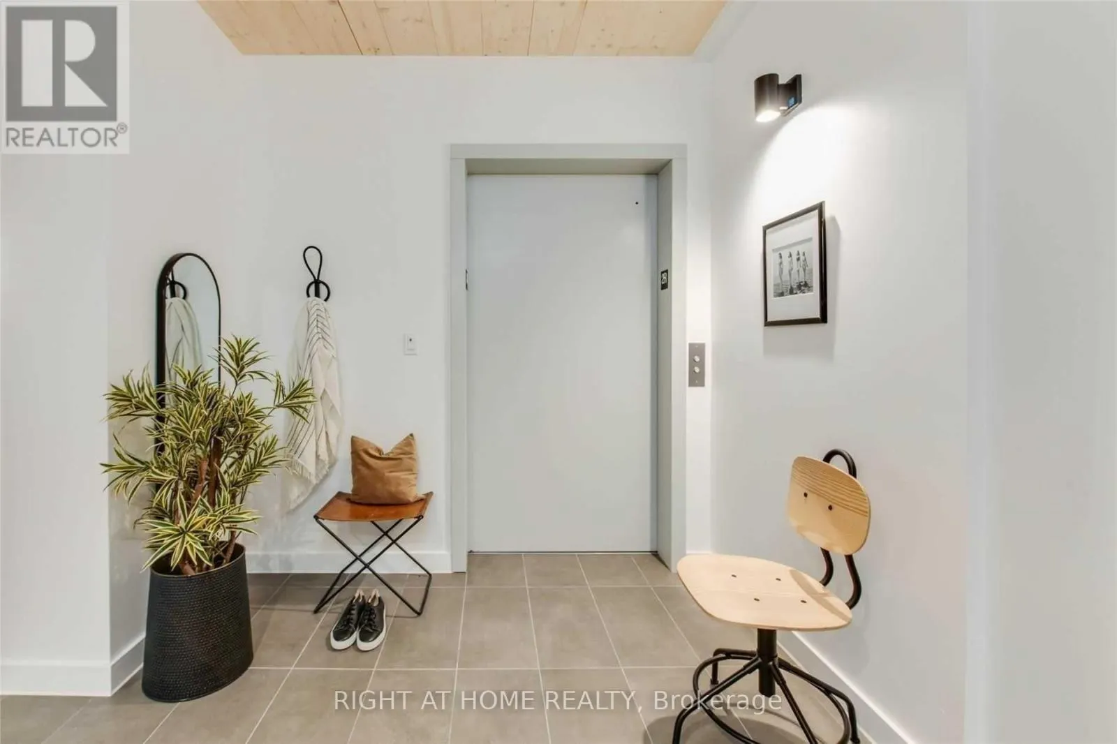 302 - 1598 QUEEN STREET E