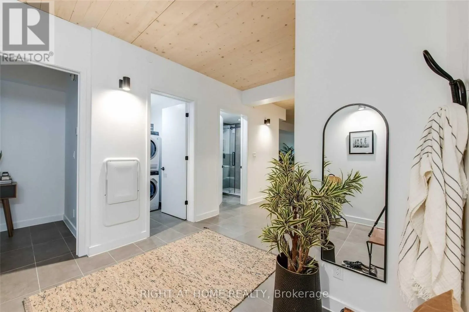 302 - 1598 QUEEN STREET E