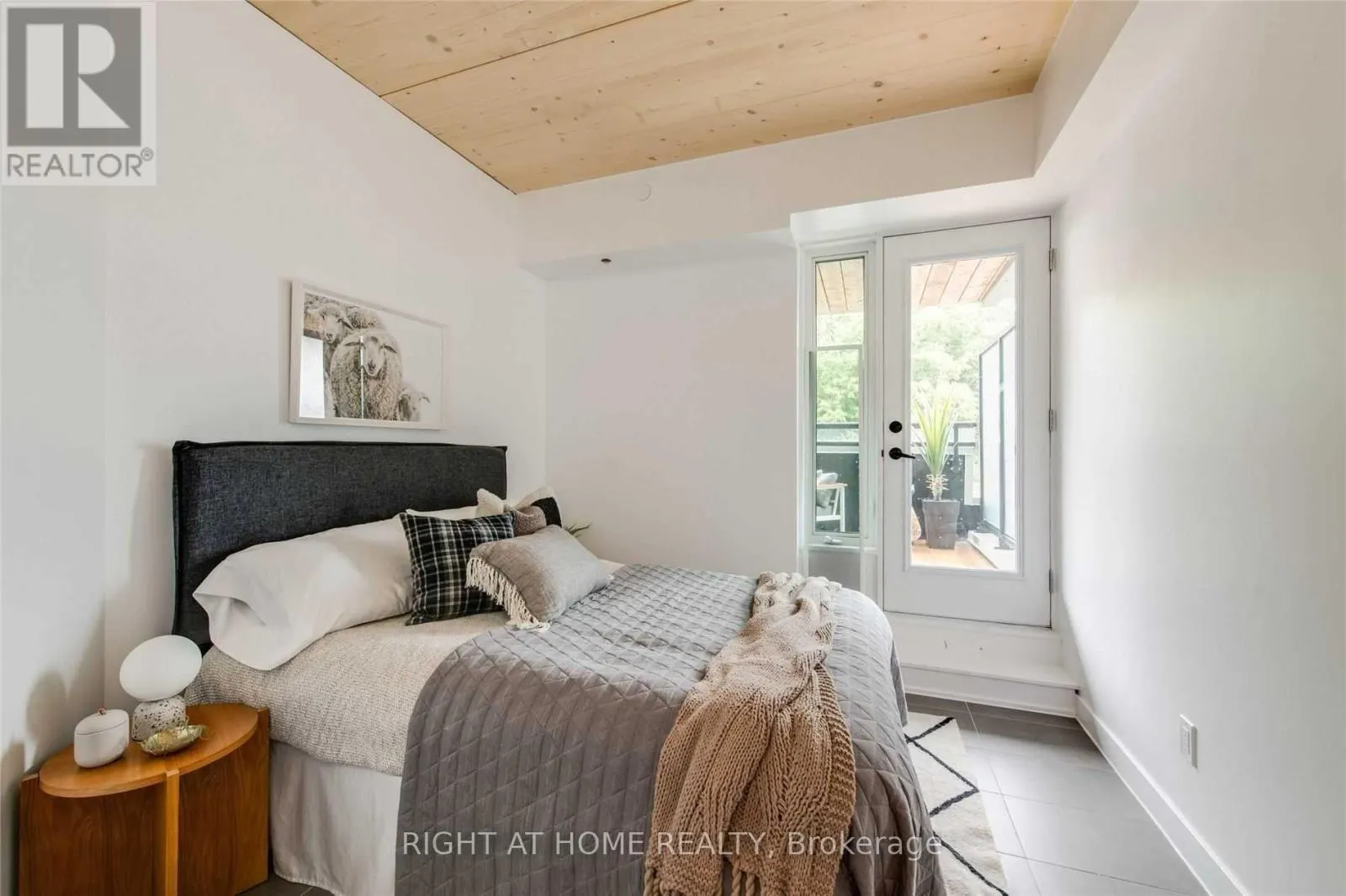 302 - 1598 QUEEN STREET E