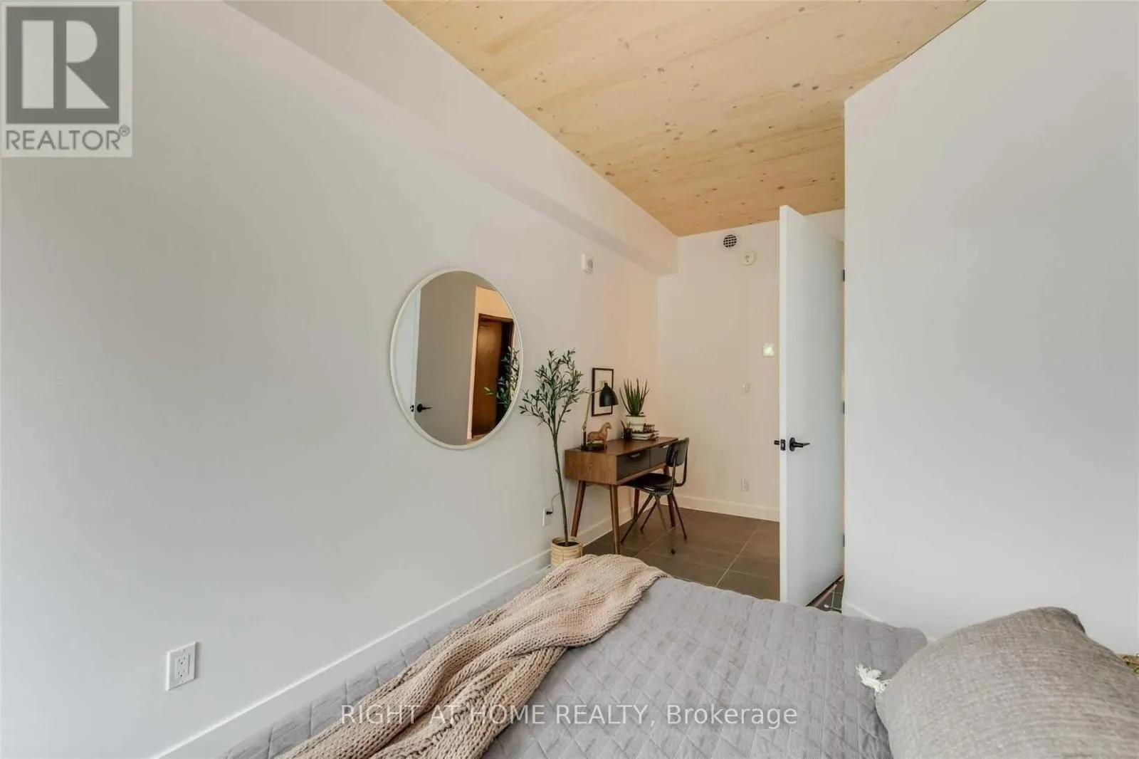 302 - 1598 QUEEN STREET E