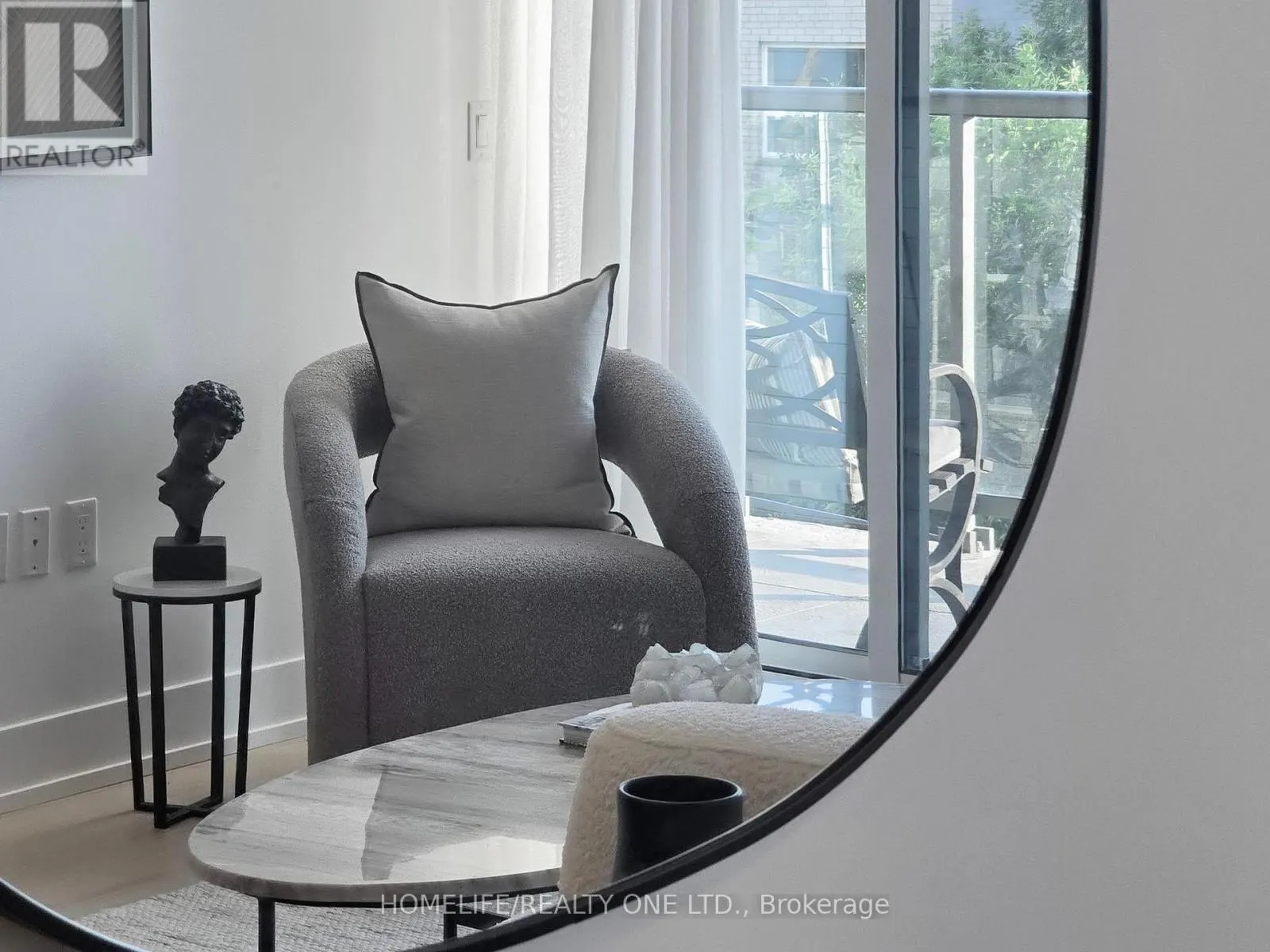 402 - 1331 QUEEN STREET E