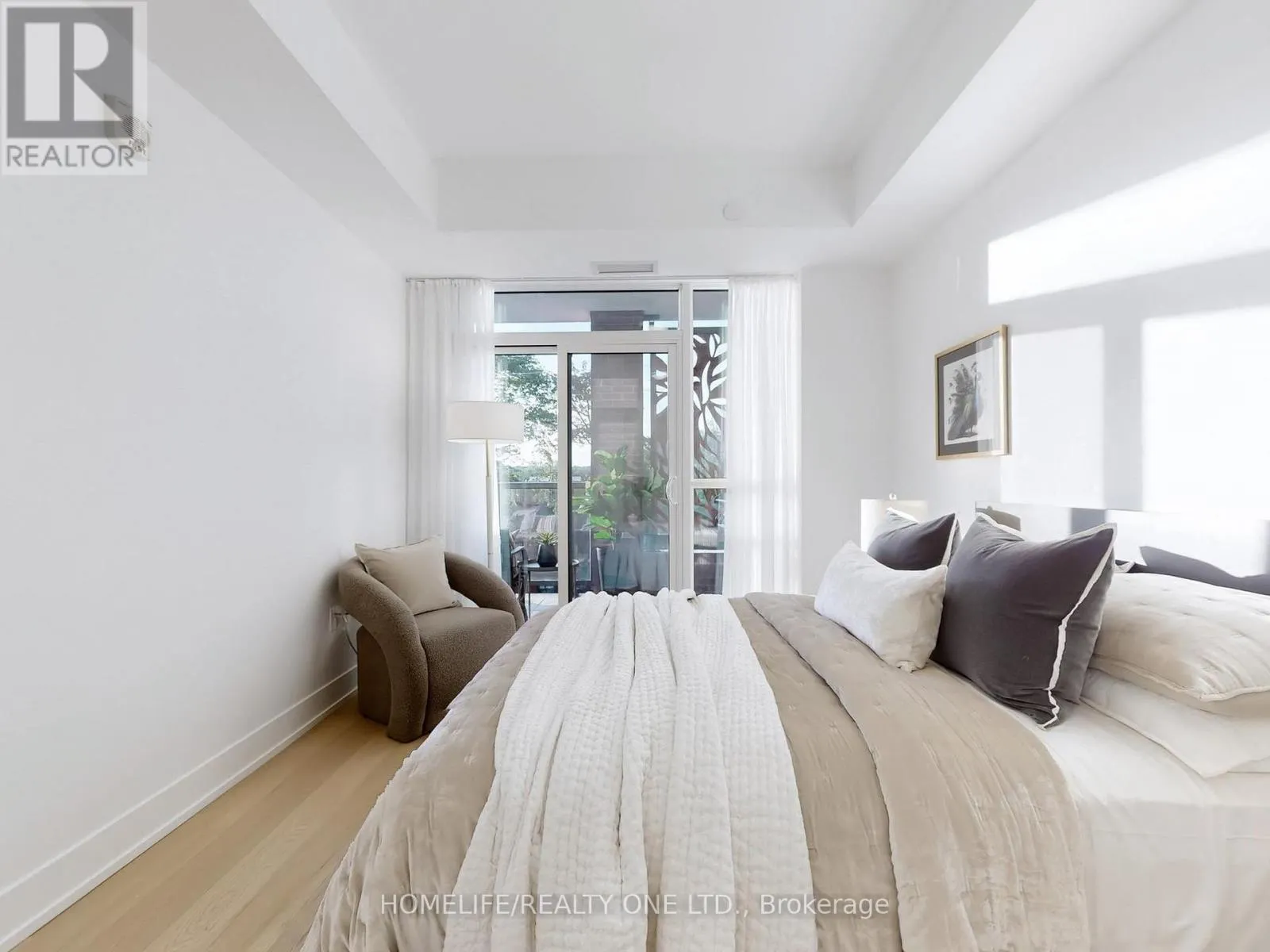 402 - 1331 QUEEN STREET E