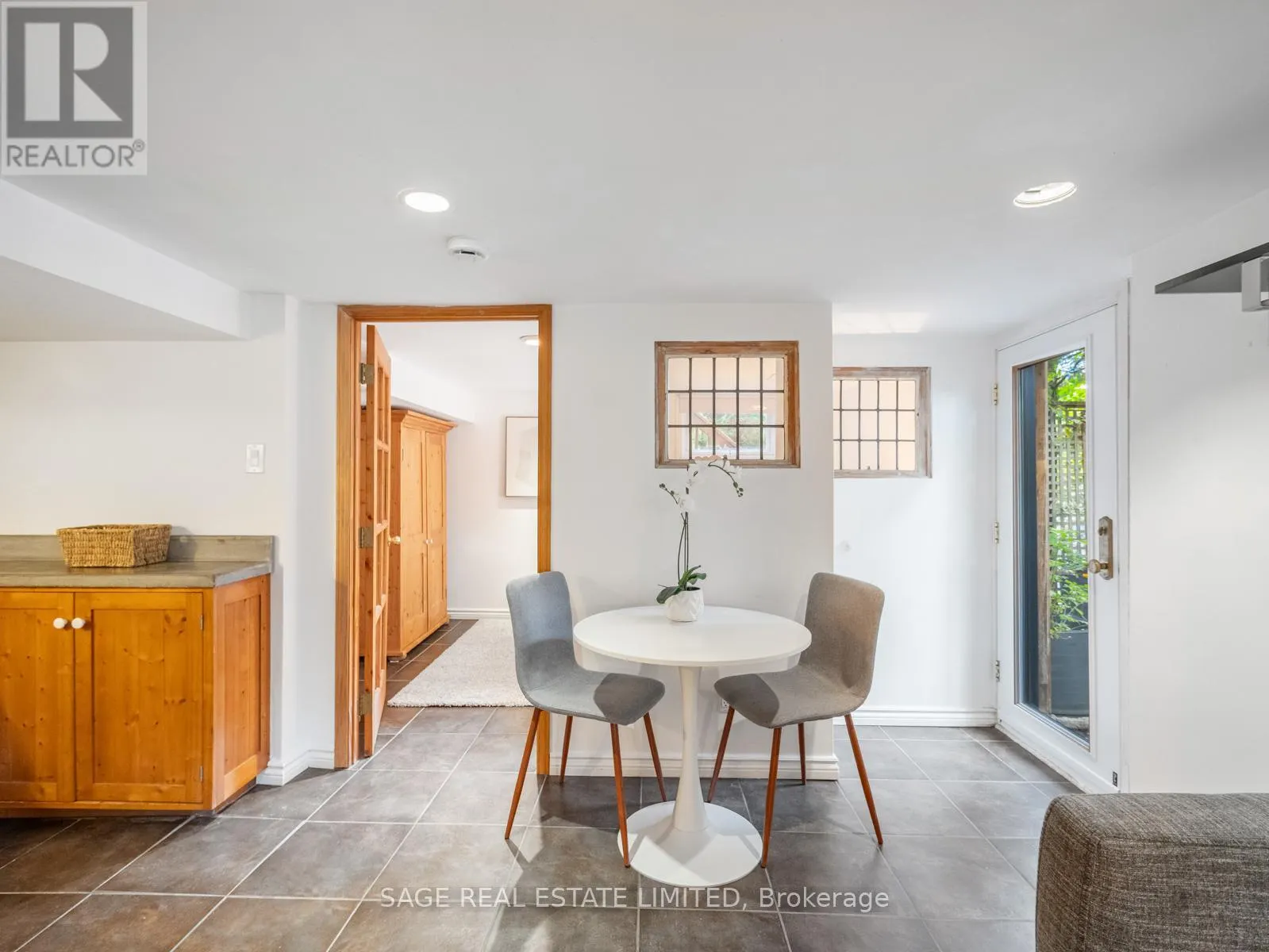 439 LESLIE STREET