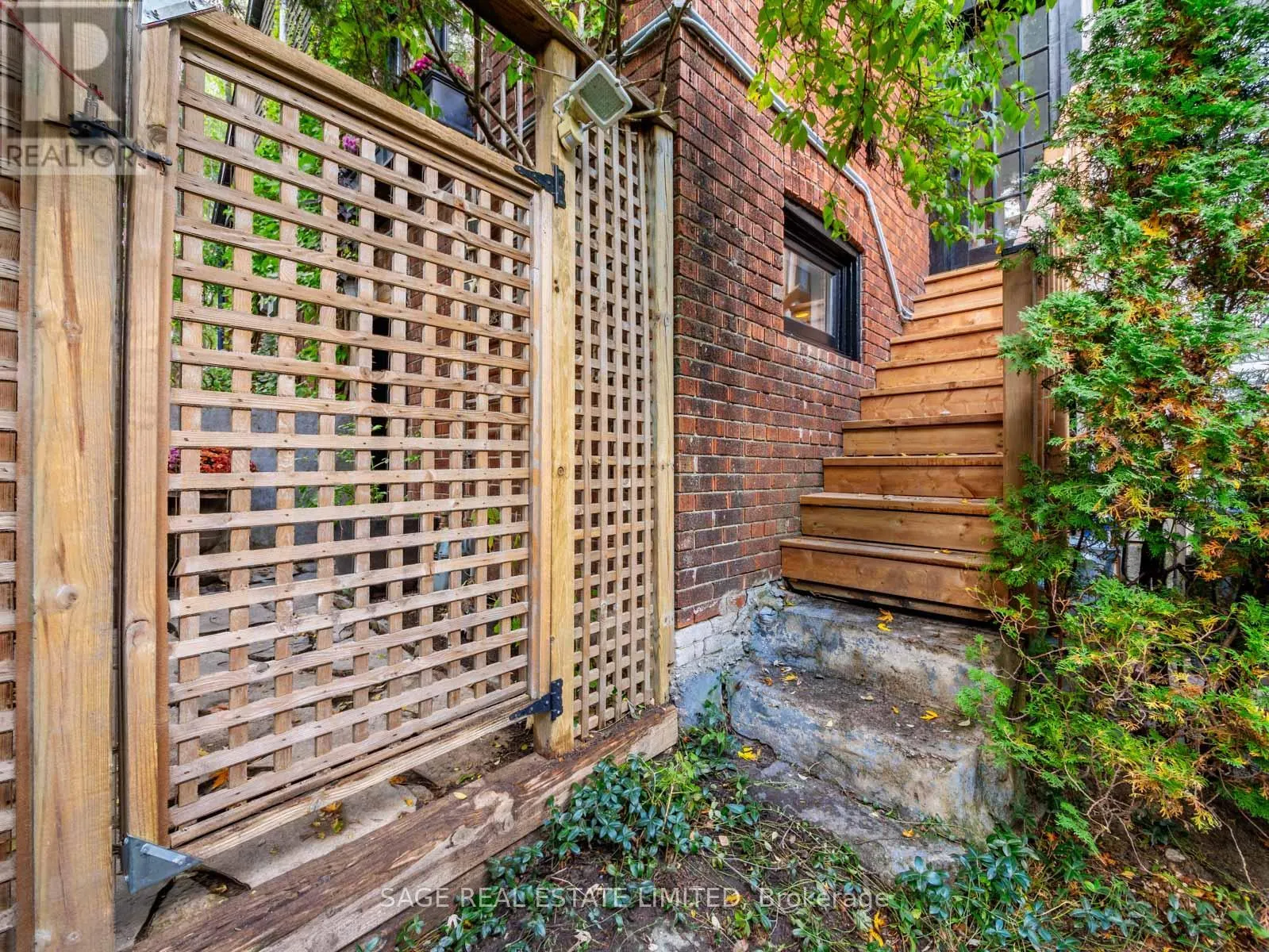 439 LESLIE STREET
