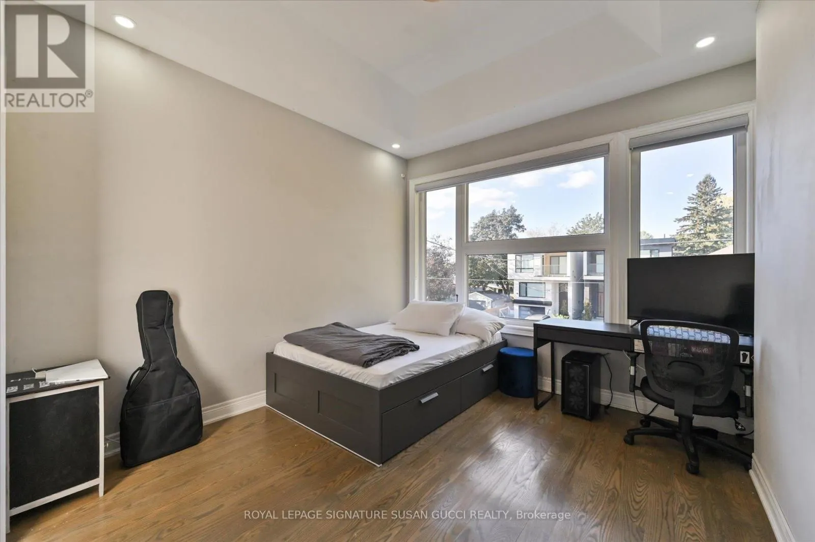 3 HOLMSTEAD AVENUE