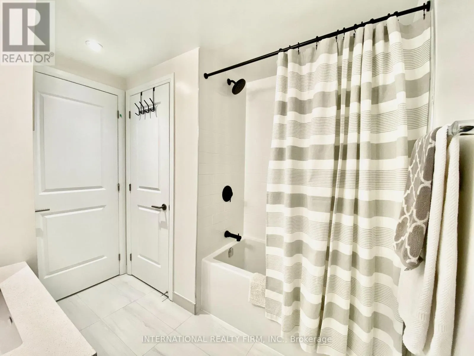 412 - 1630 QUEEN STREET E