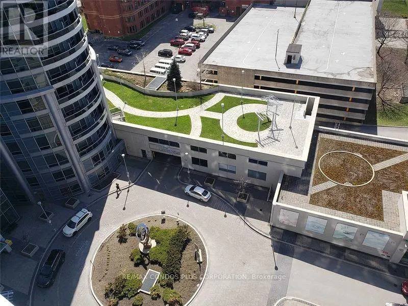1422 - 135 VILLAGE GREEN SQUARE