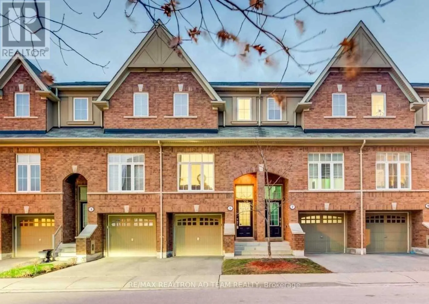5 BURTONBURY LANE