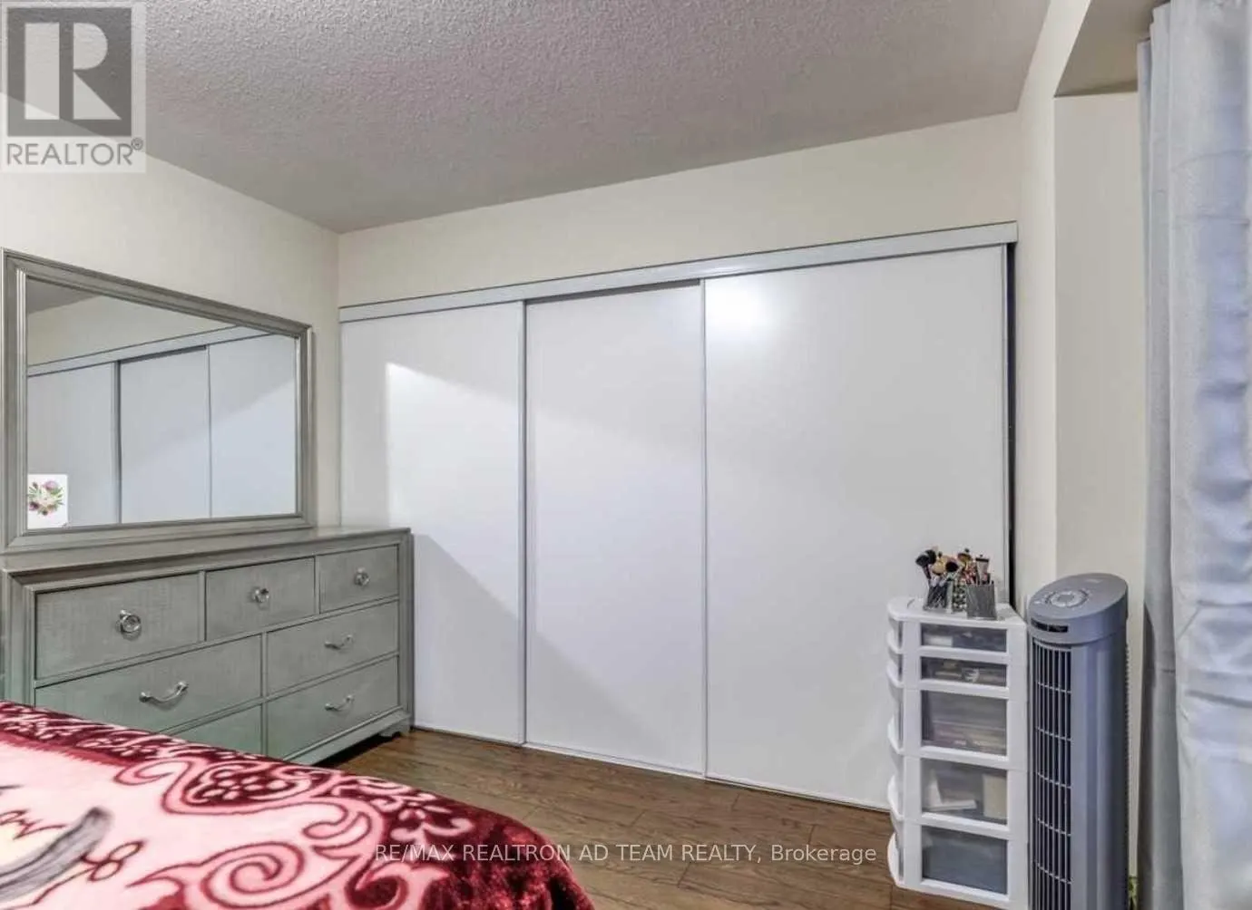 5 BURTONBURY LANE