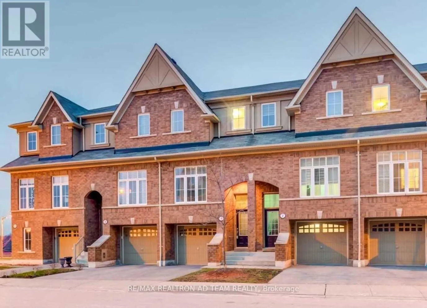 5 BURTONBURY LANE