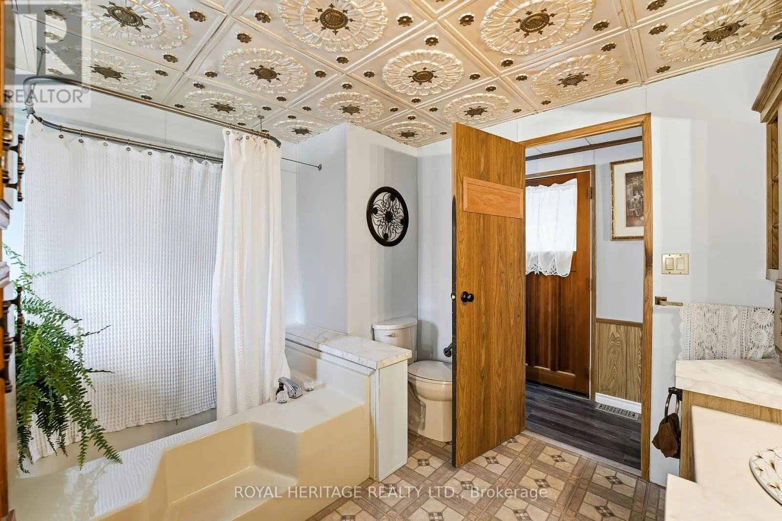 6 - 330 KING STREET E, #6
