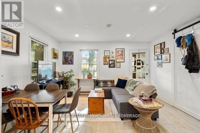 4 WARVET CRESCENT