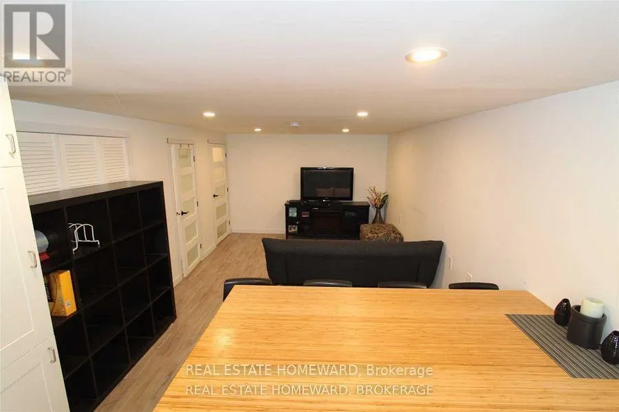 4 WARVET CRESCENT
