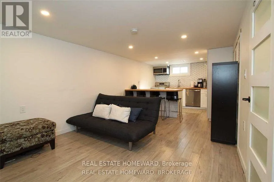 4 WARVET CRESCENT