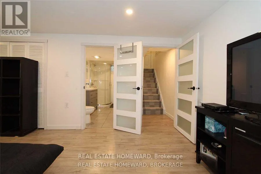 4 WARVET CRESCENT