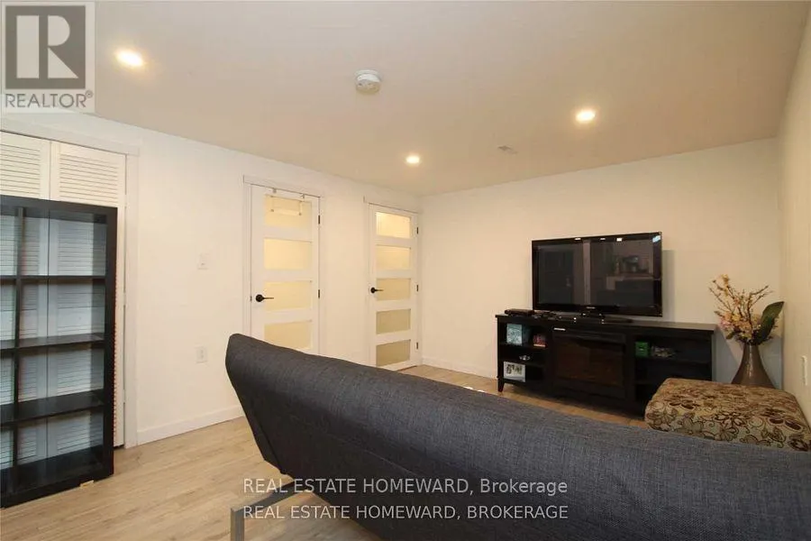 4 WARVET CRESCENT