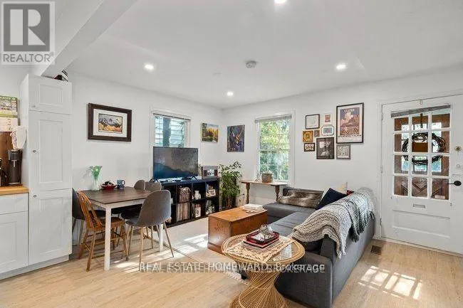 4 WARVET CRESCENT
