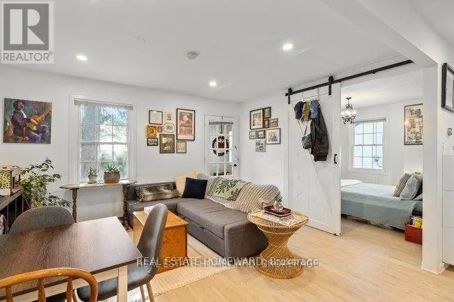 4 WARVET CRESCENT