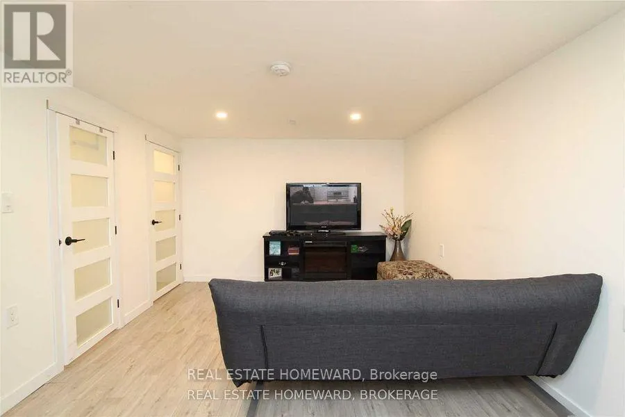 4 WARVET CRESCENT