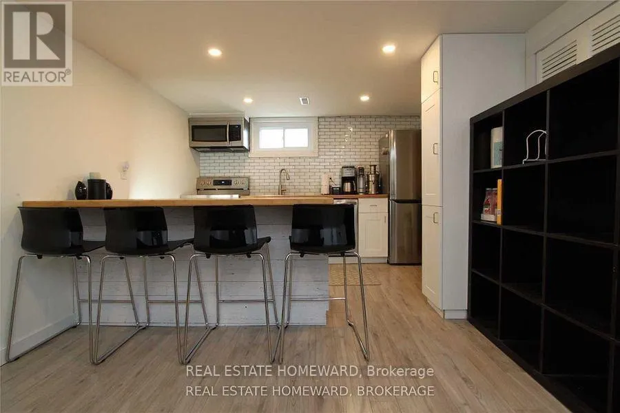 4 WARVET CRESCENT