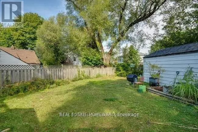 4 WARVET CRESCENT