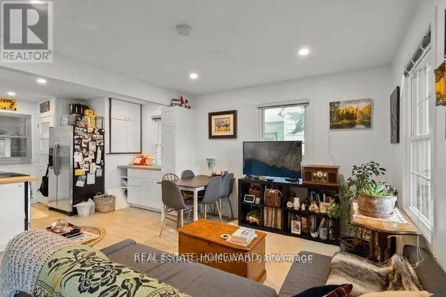 4 WARVET CRESCENT