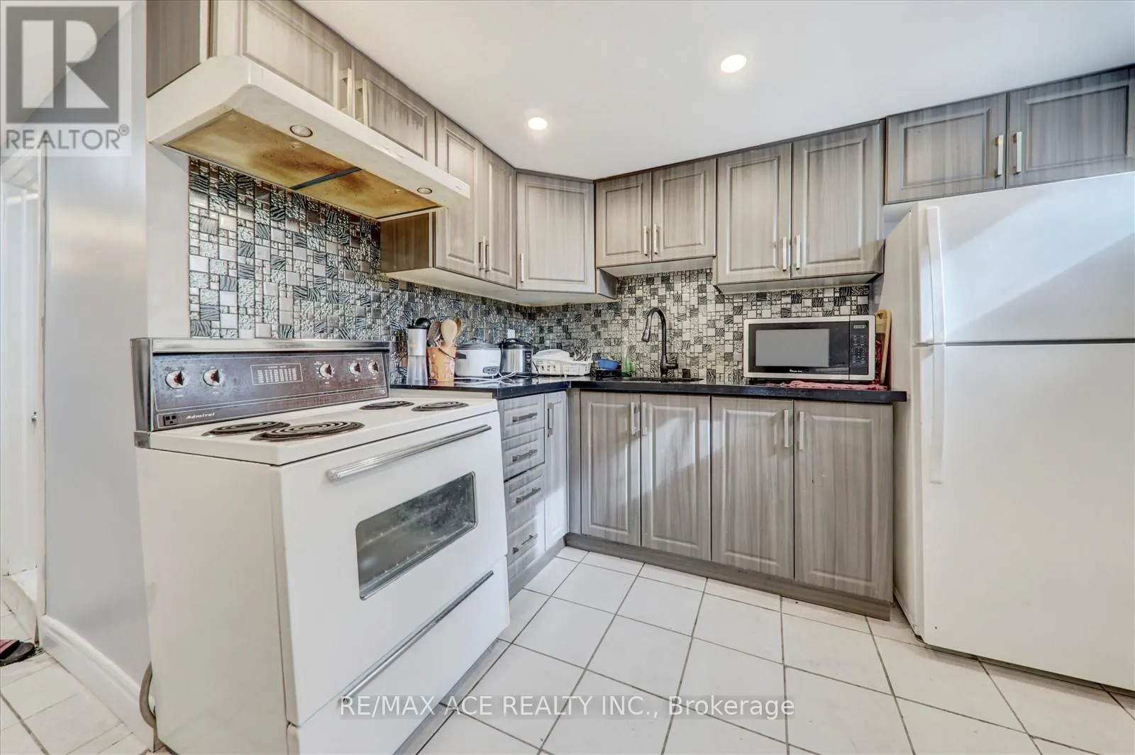 10 BLAKEMANOR BOULEVARD