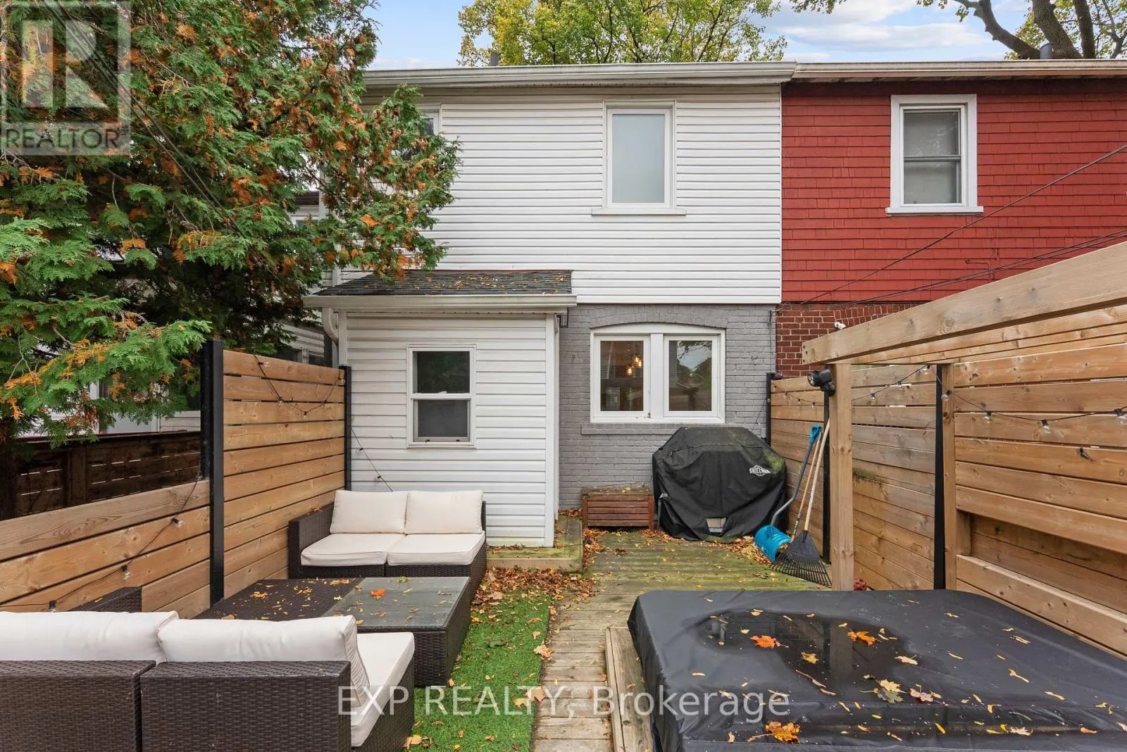 1702 DUNDAS STREET E