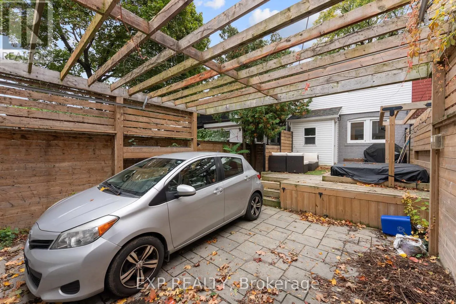 1702 DUNDAS STREET E