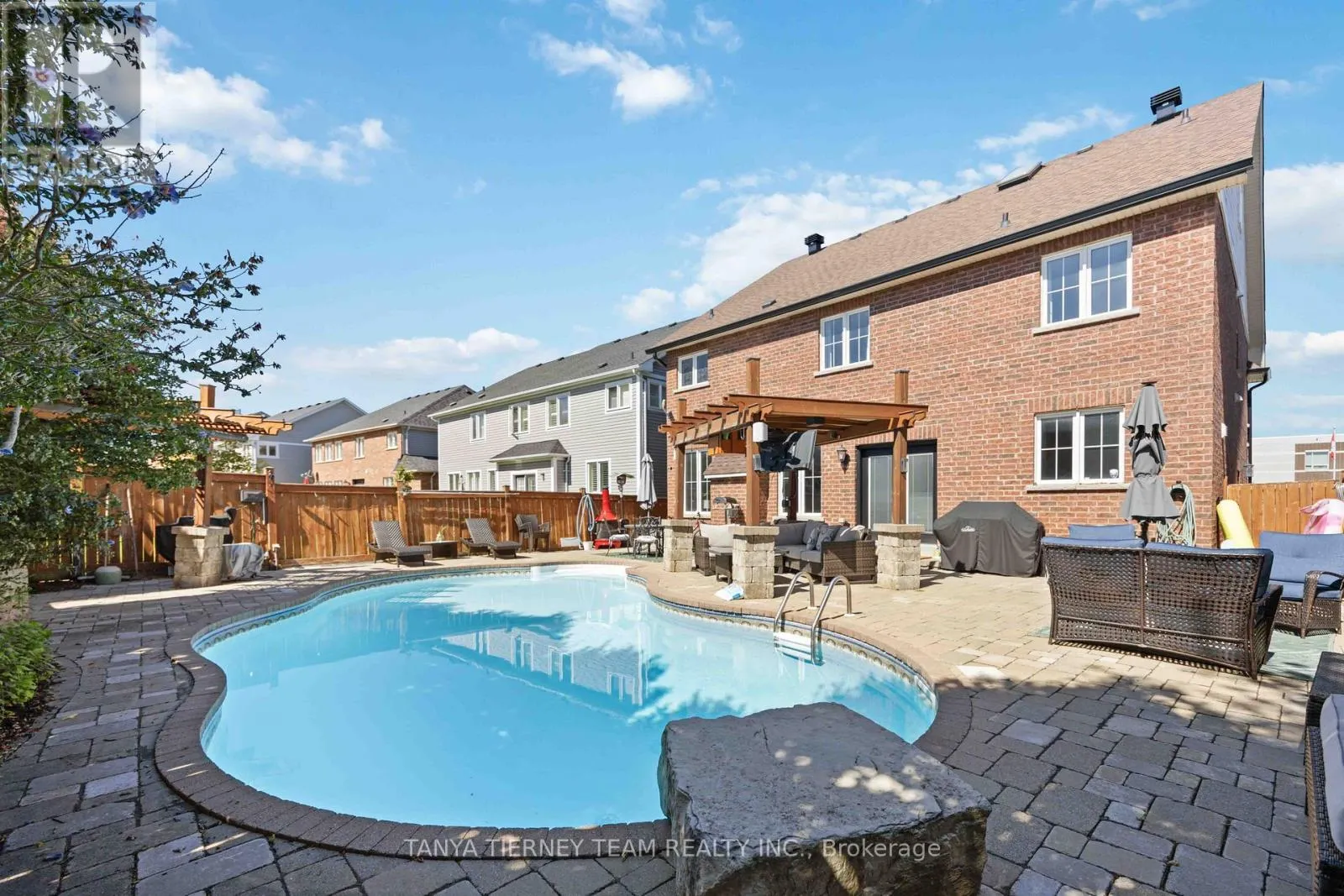 161 CARNWITH DRIVE W