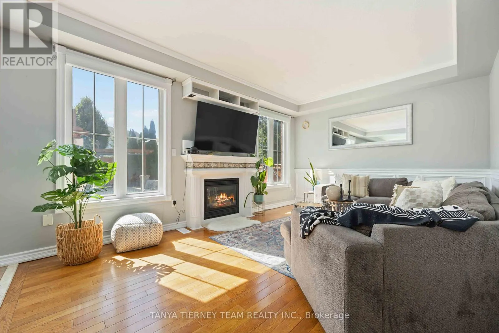 161 CARNWITH DRIVE W