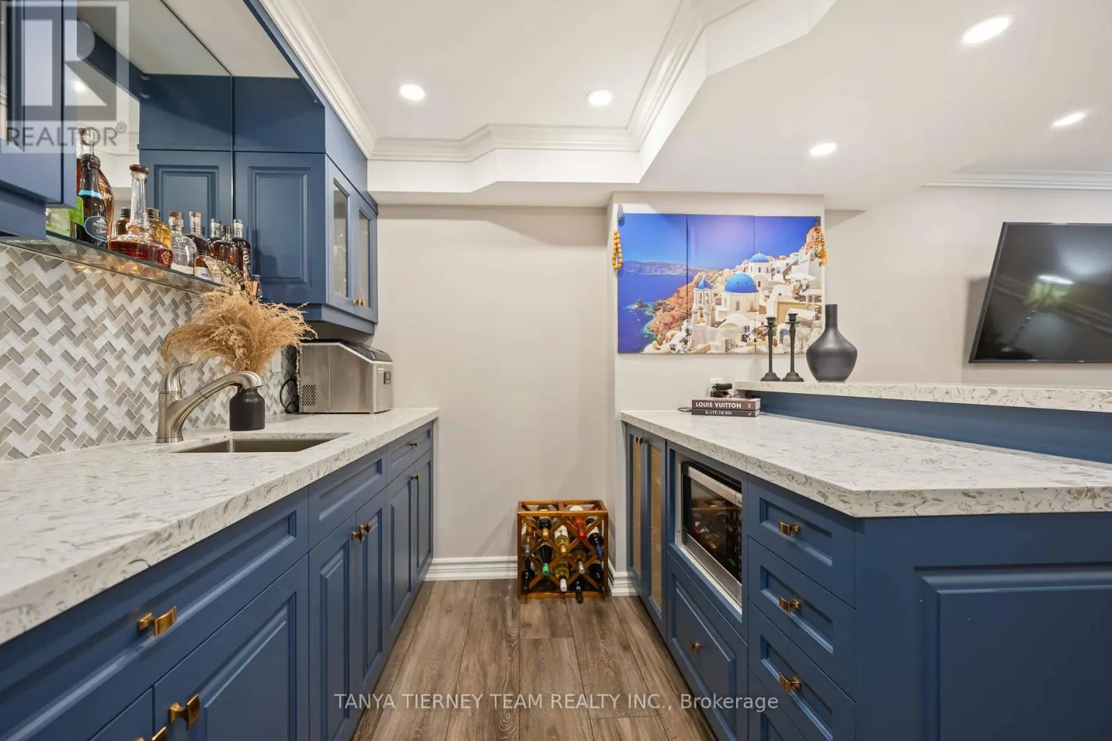 161 CARNWITH DRIVE W