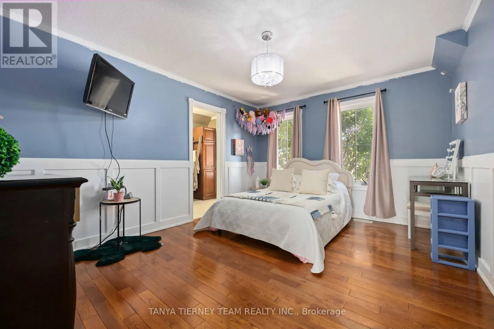 161 CARNWITH DRIVE W