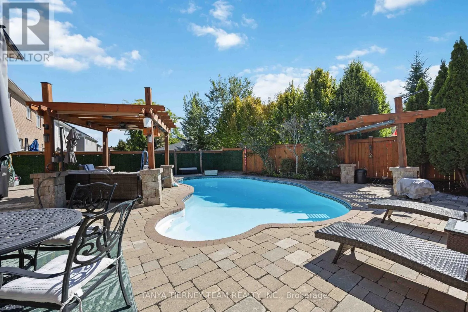 161 CARNWITH DRIVE W