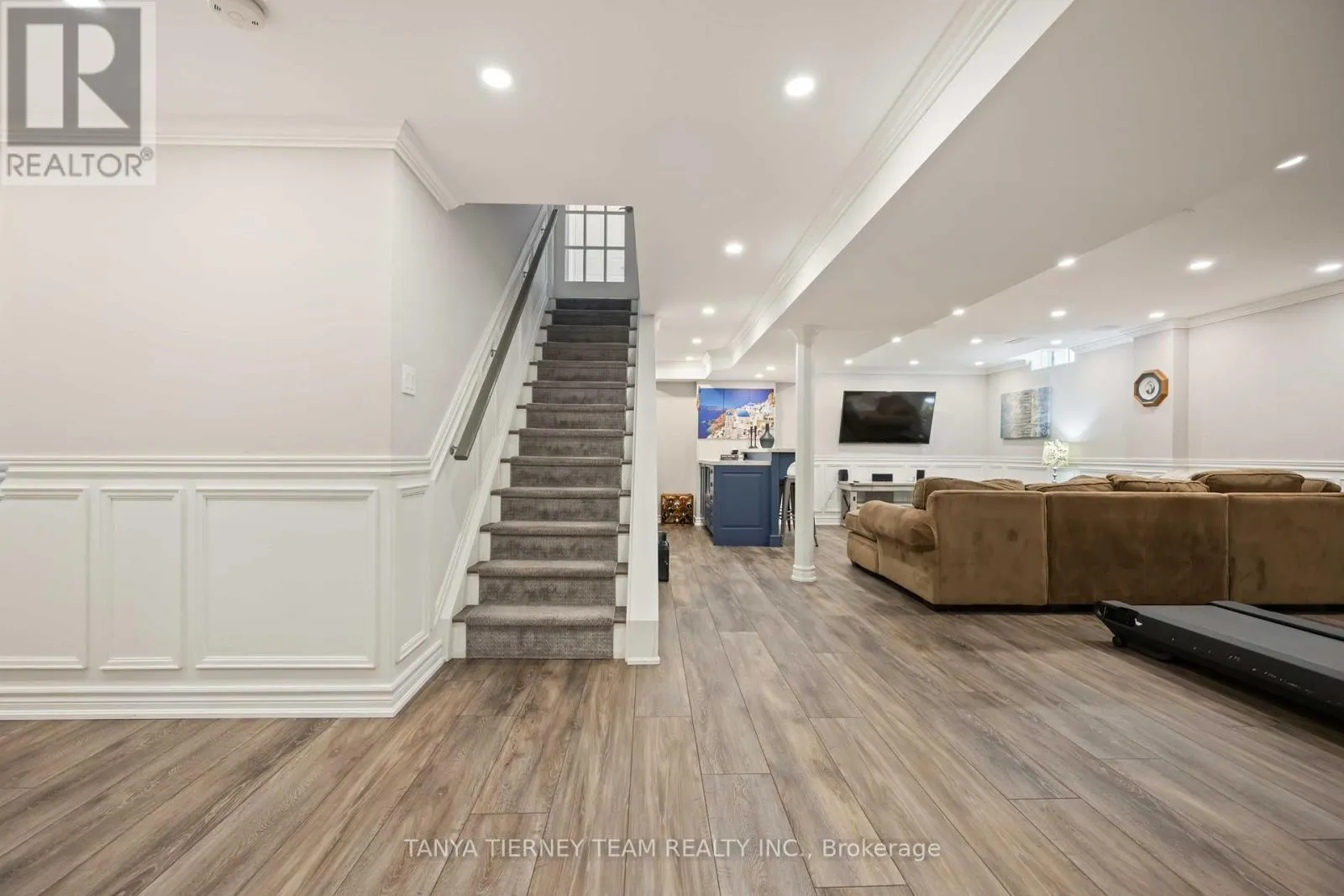 161 CARNWITH DRIVE W