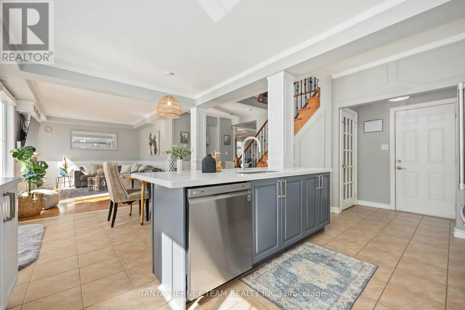 161 CARNWITH DRIVE W