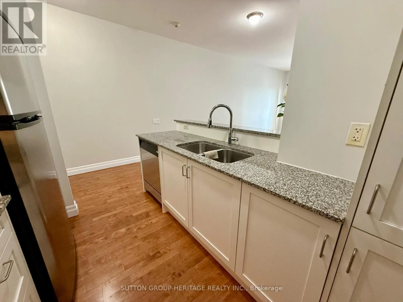 902 - 44 BOND STREET W