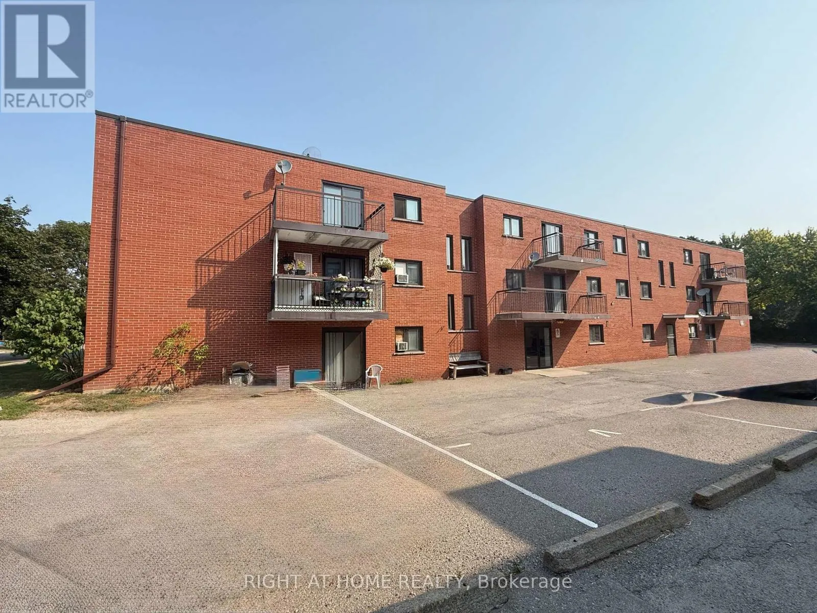 207 - 555 OXFORD STREET