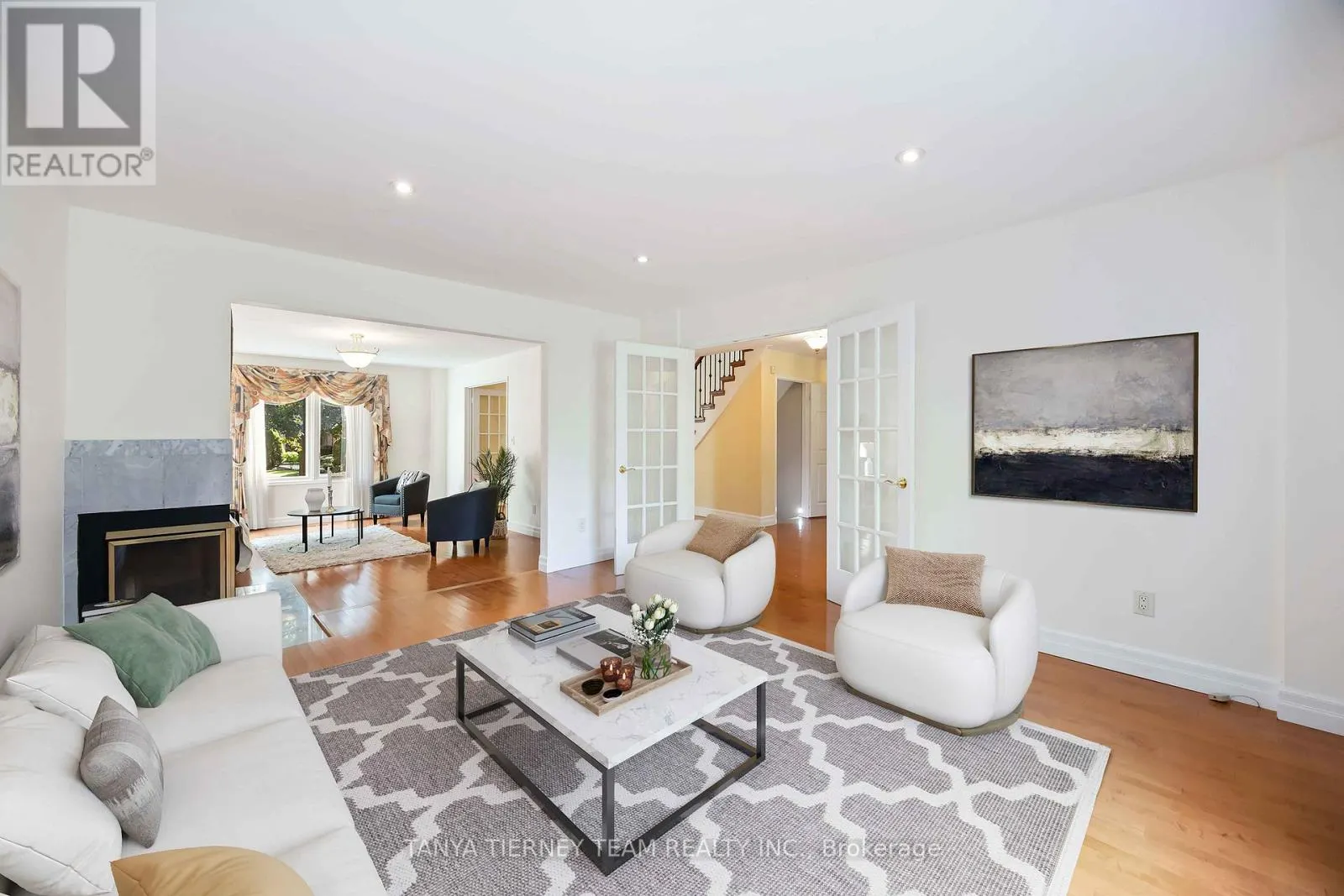 6 LYNDHURST CRESCENT