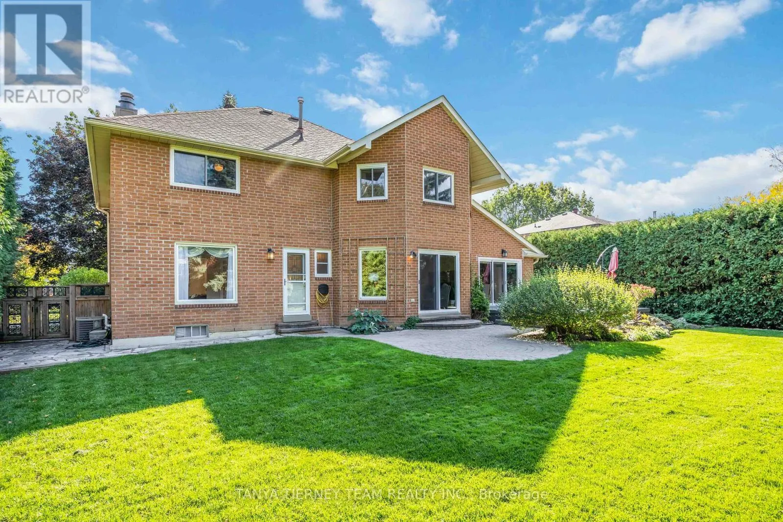 6 LYNDHURST CRESCENT