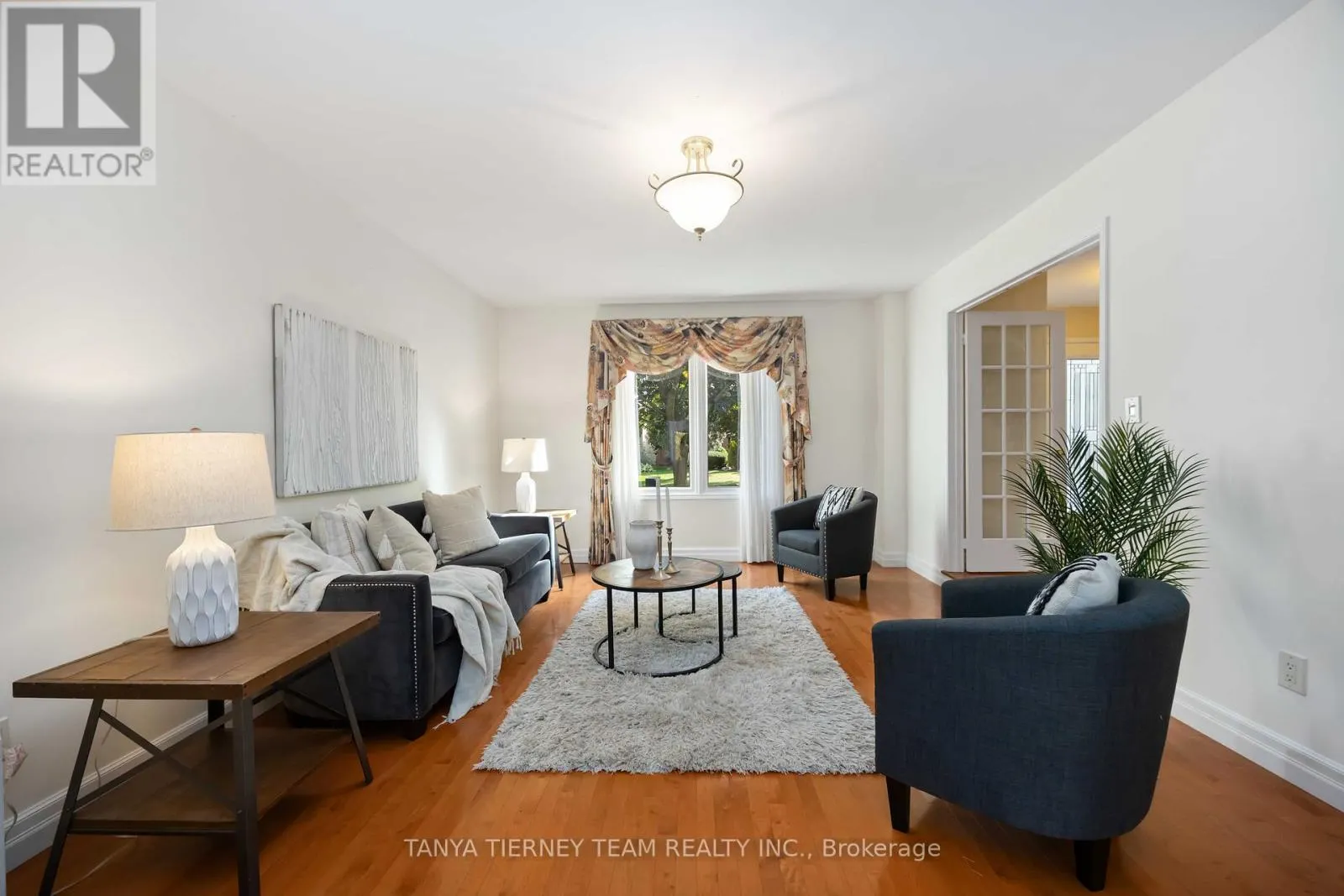 6 LYNDHURST CRESCENT