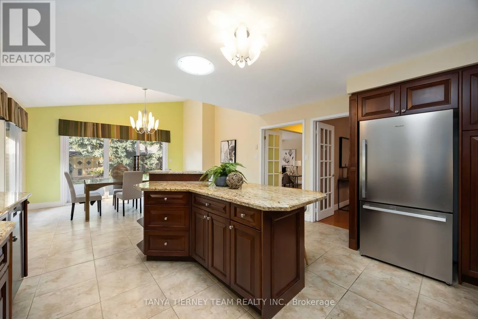 6 LYNDHURST CRESCENT