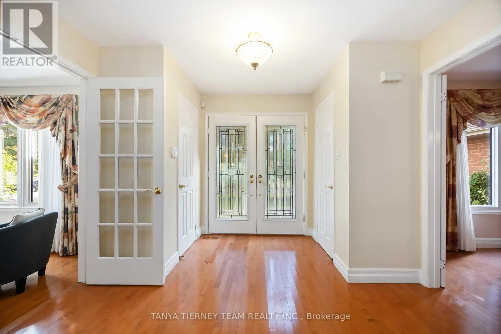 6 LYNDHURST CRESCENT