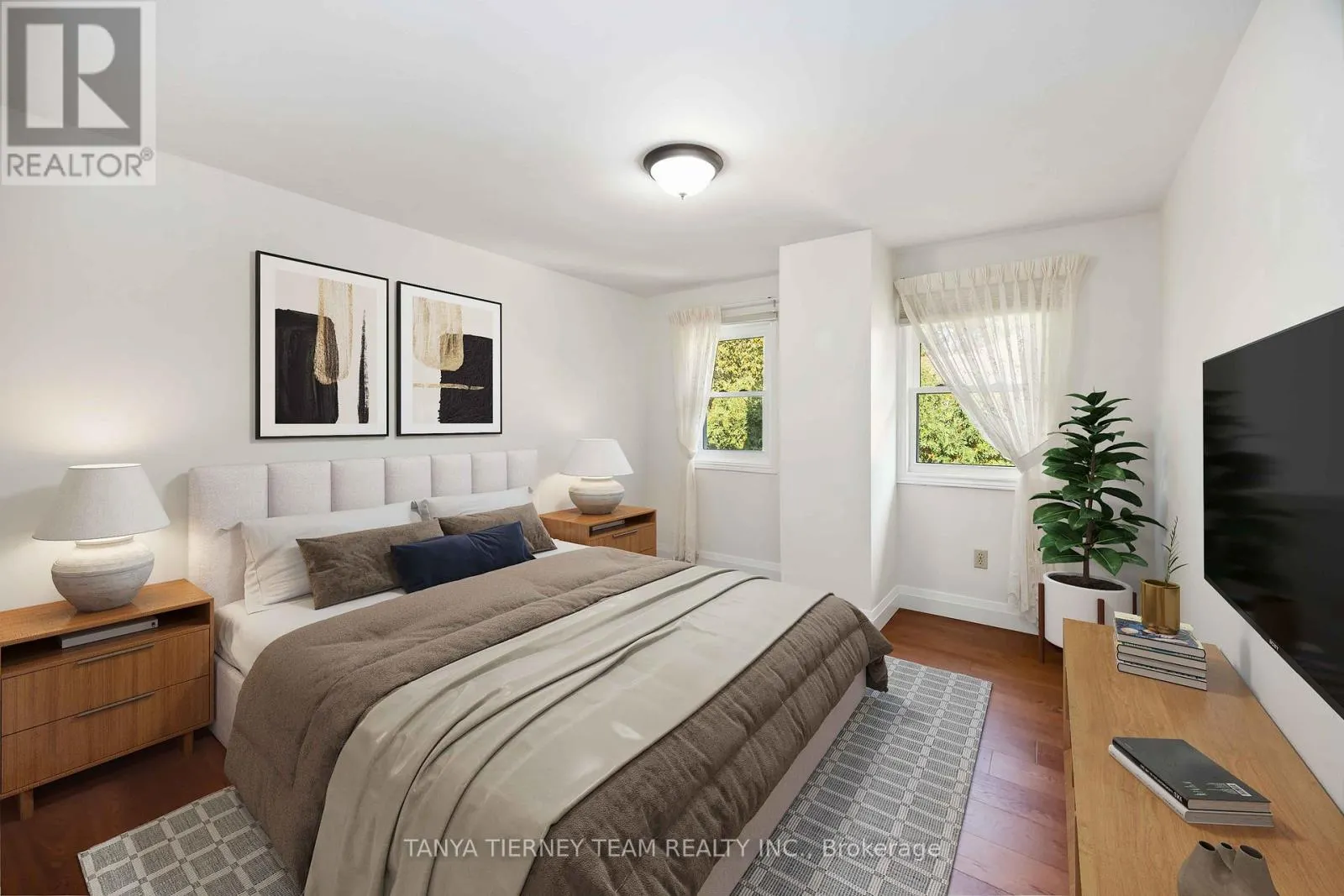 6 LYNDHURST CRESCENT